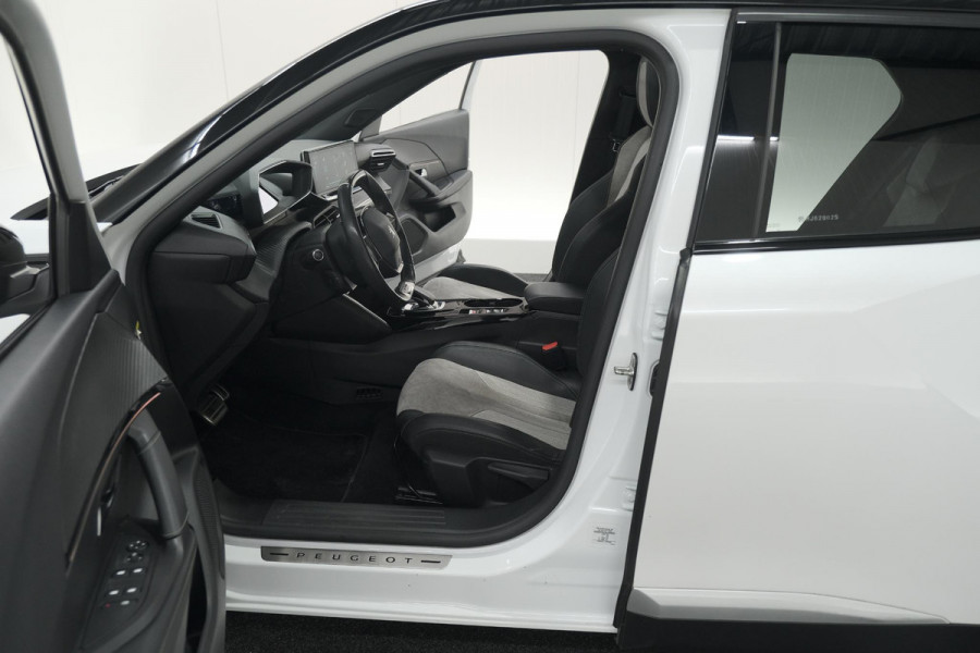 Peugeot e-2008 EV GT Pack 50 kWh | Schuif-/Kanteldak | Adaptieve Cruise Control | Camera | Dodehoekdetectie Peugeot e-2008 EV GT Pack 50 kWh | Schuif-/Kanteldak | Adaptieve Cruise Control | Camera | Dodehoekdetectie