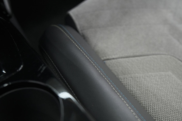 Peugeot e-2008 EV GT Pack 50 kWh | Schuif-/Kanteldak | Adaptieve Cruise Control | Camera | Dodehoekdetectie Peugeot e-2008 EV GT Pack 50 kWh | Schuif-/Kanteldak | Adaptieve Cruise Control | Camera | Dodehoekdetectie