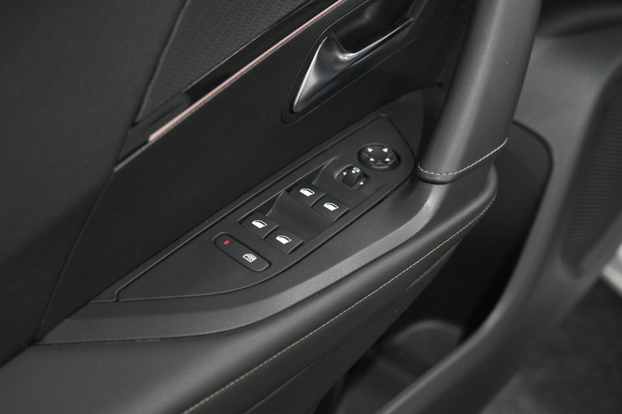 Peugeot e-2008 EV GT Pack 50 kWh | Schuif-/Kanteldak | Adaptieve Cruise Control | Camera | Dodehoekdetectie Peugeot e-2008 EV GT Pack 50 kWh | Schuif-/Kanteldak | Adaptieve Cruise Control | Camera | Dodehoekdetectie