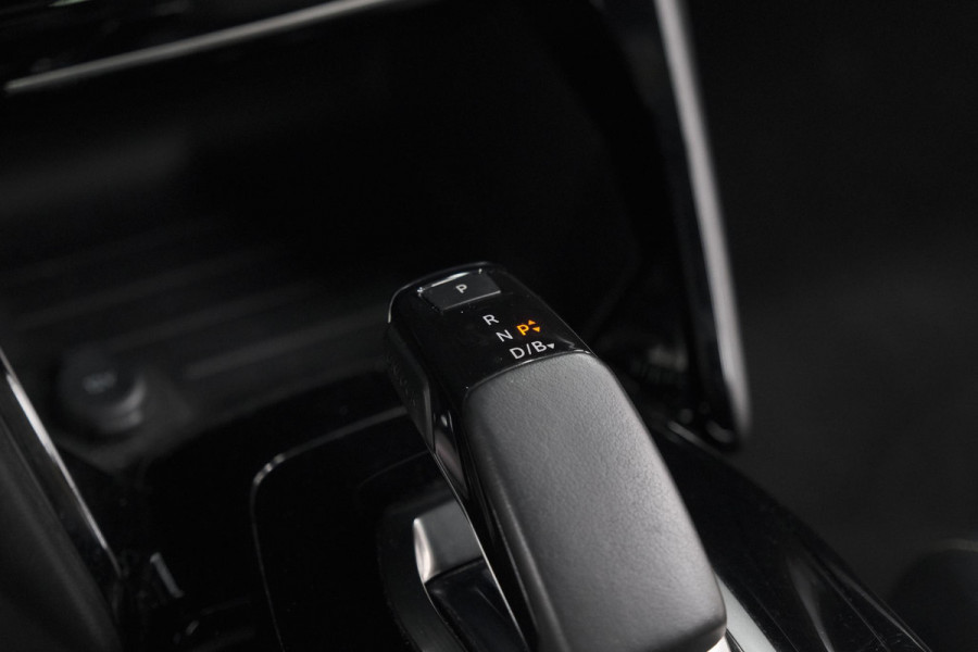 Peugeot e-2008 EV GT Pack 50 kWh | Schuif-/Kanteldak | Adaptieve Cruise Control | Camera | Dodehoekdetectie Peugeot e-2008 EV GT Pack 50 kWh | Schuif-/Kanteldak | Adaptieve Cruise Control | Camera | Dodehoekdetectie