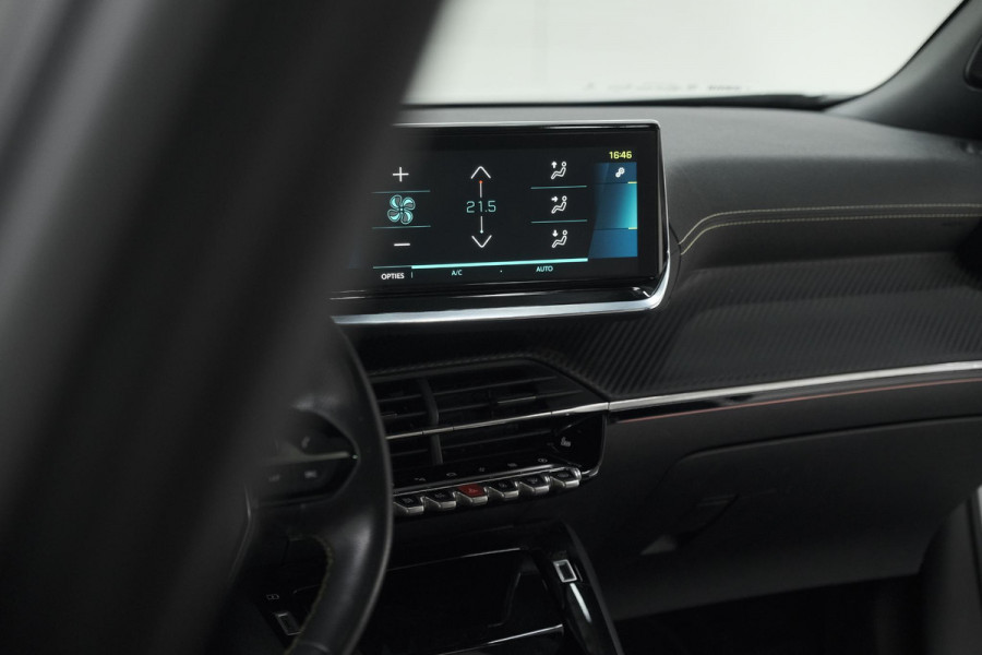 Peugeot e-2008 EV GT Pack 50 kWh | Schuif-/Kanteldak | Adaptieve Cruise Control | Camera | Dodehoekdetectie Peugeot e-2008 EV GT Pack 50 kWh | Schuif-/Kanteldak | Adaptieve Cruise Control | Camera | Dodehoekdetectie