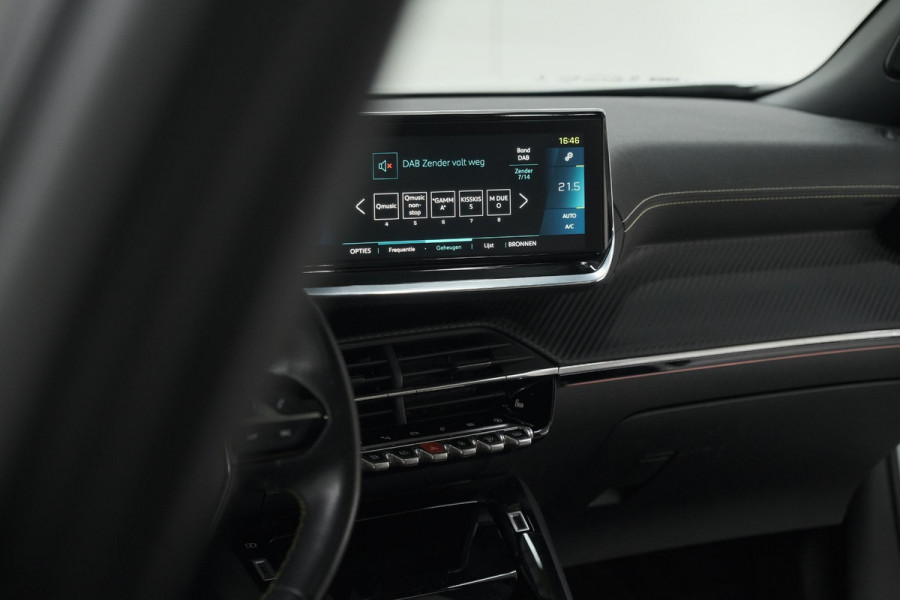 Peugeot e-2008 EV GT Pack 50 kWh | Schuif-/Kanteldak | Adaptieve Cruise Control | Camera | Dodehoekdetectie Peugeot e-2008 EV GT Pack 50 kWh | Schuif-/Kanteldak | Adaptieve Cruise Control | Camera | Dodehoekdetectie