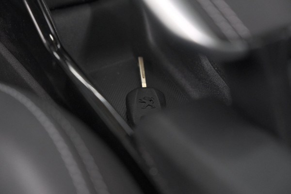 Peugeot 2008 PureTech 110 Allure | Panoramadak | Navigatie | Camera | Parkeersensoren