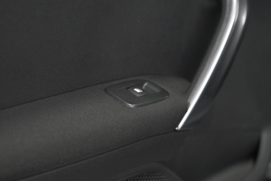 Peugeot 2008 PureTech 110 Allure | Panoramadak | Navigatie | Camera | Parkeersensoren
