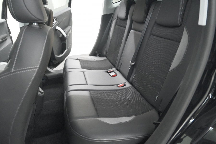Peugeot 2008 PureTech 110 Allure | Panoramadak | Navigatie | Camera | Parkeersensoren
