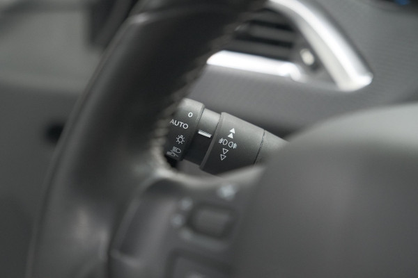 Peugeot 2008 PureTech 110 Allure | Panoramadak | Navigatie | Camera | Parkeersensoren