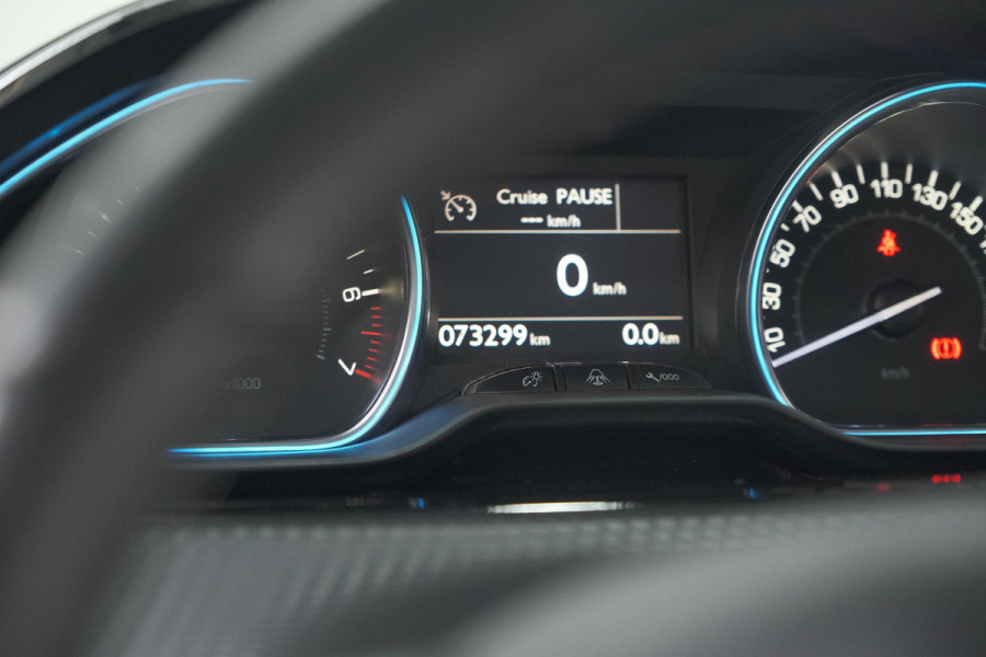 Peugeot 2008 PureTech 110 Allure | Panoramadak | Navigatie | Camera | Parkeersensoren