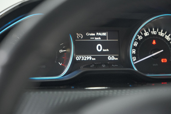 Peugeot 2008 PureTech 110 Allure | Panoramadak | Navigatie | Camera | Parkeersensoren