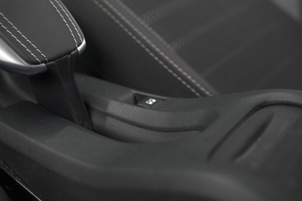 Peugeot 2008 PureTech 110 Allure | Panoramadak | Navigatie | Camera | Parkeersensoren