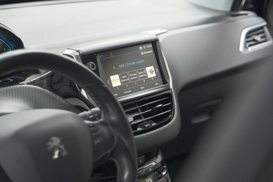 Peugeot 2008 PureTech 110 Allure | Panoramadak | Navigatie | Camera | Parkeersensoren