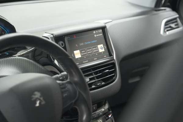 Peugeot 2008 PureTech 110 Allure | Panoramadak | Navigatie | Camera | Parkeersensoren