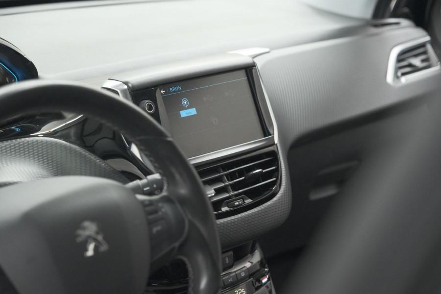 Peugeot 2008 PureTech 110 Allure | Panoramadak | Navigatie | Camera | Parkeersensoren