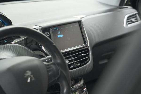 Peugeot 2008 PureTech 110 Allure | Panoramadak | Navigatie | Camera | Parkeersensoren