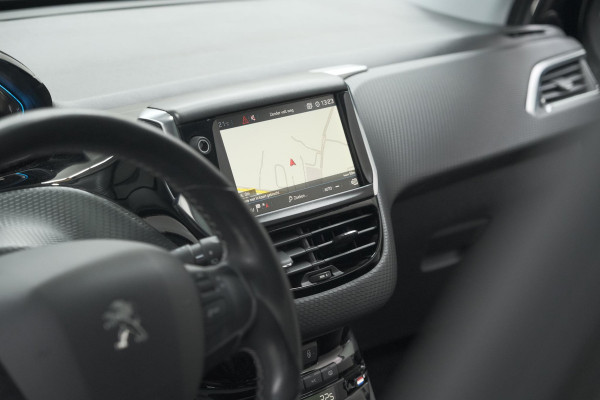 Peugeot 2008 PureTech 110 Allure | Panoramadak | Navigatie | Camera | Parkeersensoren