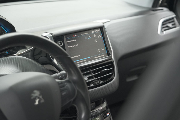 Peugeot 2008 PureTech 110 Allure | Panoramadak | Navigatie | Camera | Parkeersensoren