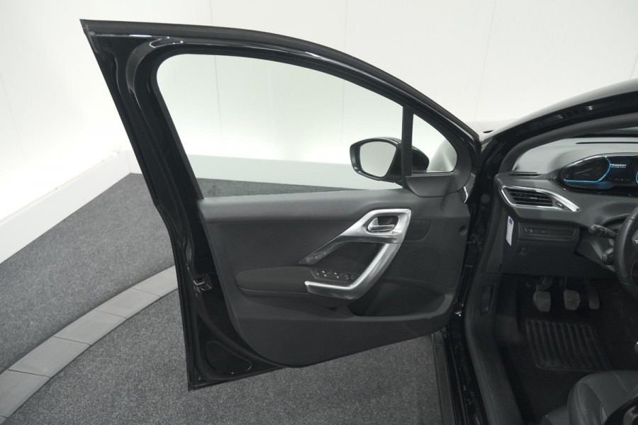Peugeot 2008 PureTech 110 Allure | Panoramadak | Navigatie | Camera | Parkeersensoren