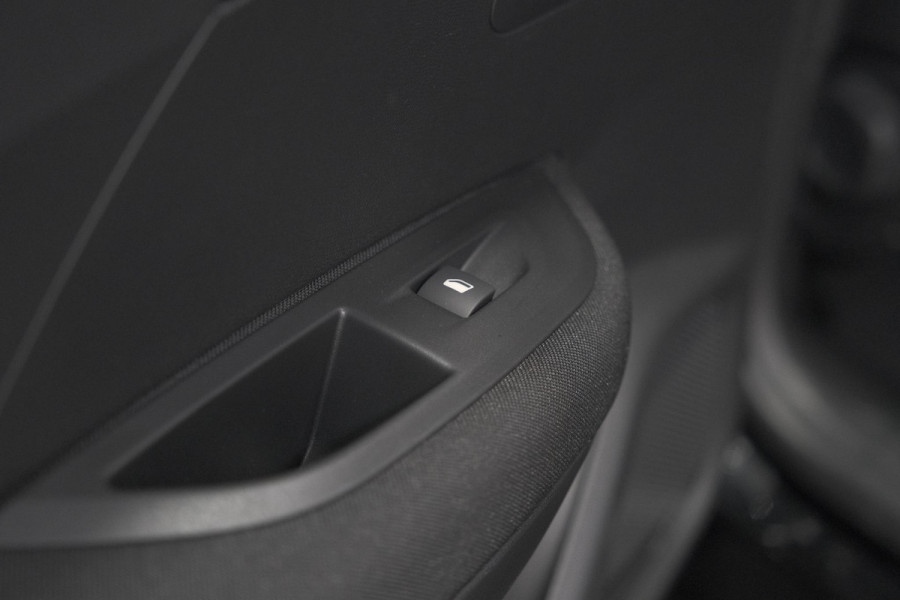 Peugeot e-2008 EV Active 50 kWh | Parkeersensoren | Apple Carplay | Climate Control Peugeot e-2008 EV Active 50 kWh | Parkeersensoren | Apple Carplay | Climate Control