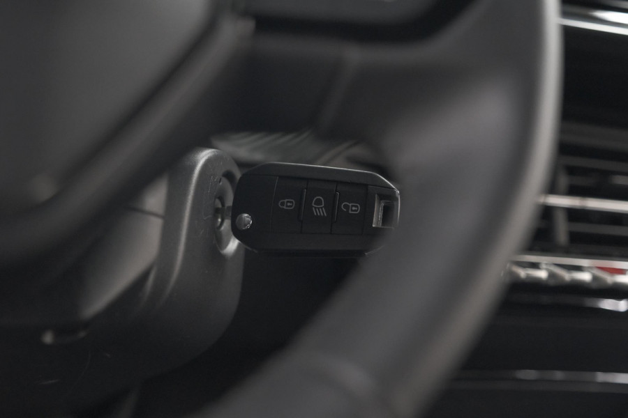 Peugeot e-2008 EV Active 50 kWh | Parkeersensoren | Apple Carplay | Climate Control Peugeot e-2008 EV Active 50 kWh | Parkeersensoren | Apple Carplay | Climate Control