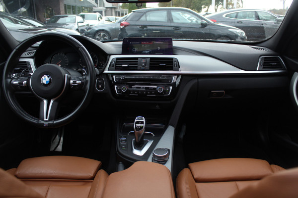 BMW 3 Serie Touring 320i M Sport Edition / Trekhaak / Panoramadak / Camera / Head-up / Leder / 19'' / Navigatie / Stoelverwarming / Audio HiFi / Cruise Control BMW 3 Serie Touring 320i M Sport Edition / Trekhaak / Panoramadak / Camera / Head-up / Leder / 19'' / Navigatie / Stoelverwarming / Audio HiFi / Cruise Control