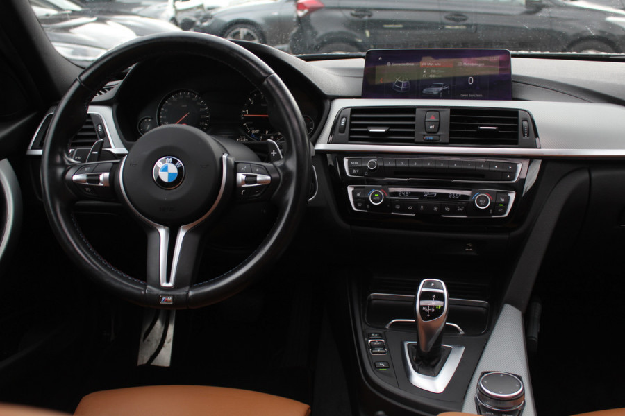 BMW 3 Serie Touring 320i M Sport Edition / Trekhaak / Panoramadak / Camera / Head-up / Leder / 19'' / Navigatie / Stoelverwarming / Audio HiFi / Cruise Control BMW 3 Serie Touring 320i M Sport Edition / Trekhaak / Panoramadak / Camera / Head-up / Leder / 19'' / Navigatie / Stoelverwarming / Audio HiFi / Cruise Control