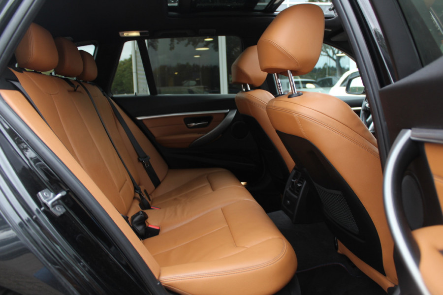 BMW 3 Serie Touring 320i M Sport Edition / Trekhaak / Panoramadak / Camera / Head-up / Leder / 19'' / Navigatie / Stoelverwarming / Audio HiFi / Cruise Control BMW 3 Serie Touring 320i M Sport Edition / Trekhaak / Panoramadak / Camera / Head-up / Leder / 19'' / Navigatie / Stoelverwarming / Audio HiFi / Cruise Control