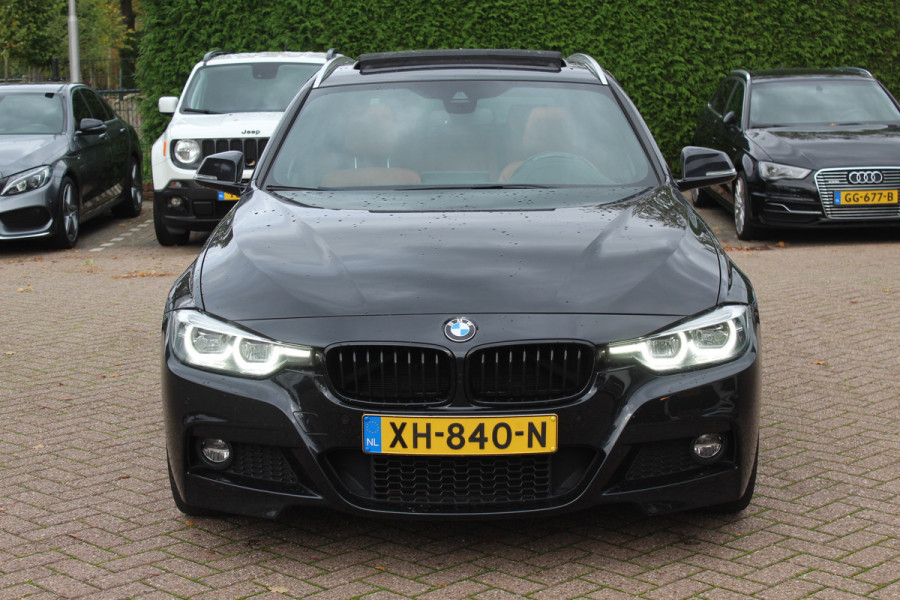 BMW 3 Serie Touring 320i M Sport Edition / Trekhaak / Panoramadak / Camera / Head-up / Leder / 19'' / Navigatie / Stoelverwarming / Audio HiFi / Cruise Control BMW 3 Serie Touring 320i M Sport Edition / Trekhaak / Panoramadak / Camera / Head-up / Leder / 19'' / Navigatie / Stoelverwarming / Audio HiFi / Cruise Control