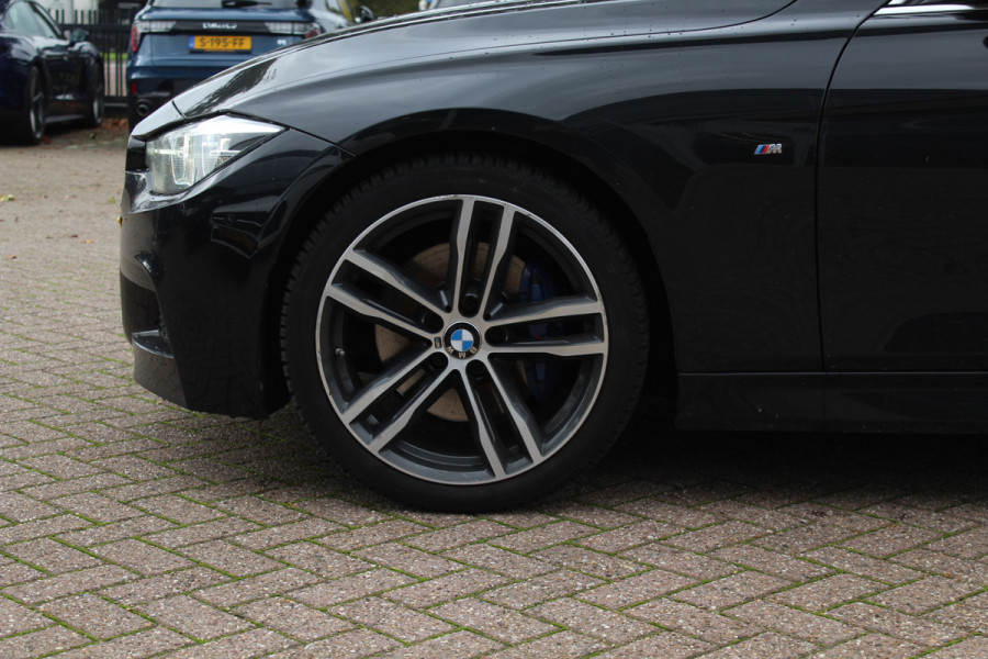 BMW 3 Serie Touring 320i M Sport Edition / Trekhaak / Panoramadak / Camera / Head-up / Leder / 19'' / Navigatie / Stoelverwarming / Audio HiFi / Cruise Control BMW 3 Serie Touring 320i M Sport Edition / Trekhaak / Panoramadak / Camera / Head-up / Leder / 19'' / Navigatie / Stoelverwarming / Audio HiFi / Cruise Control