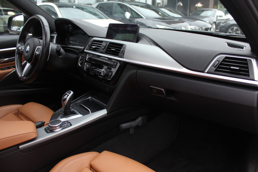 BMW 3 Serie Touring 320i M Sport Edition / Trekhaak / Panoramadak / Camera / Head-up / Leder / 19'' / Navigatie / Stoelverwarming / Audio HiFi / Cruise Control BMW 3 Serie Touring 320i M Sport Edition / Trekhaak / Panoramadak / Camera / Head-up / Leder / 19'' / Navigatie / Stoelverwarming / Audio HiFi / Cruise Control