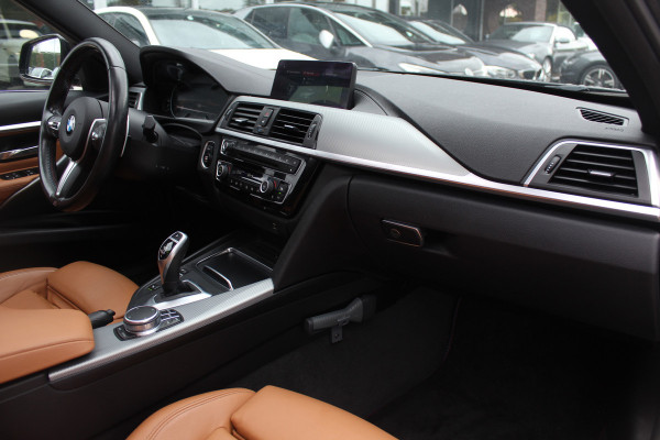 BMW 3 Serie Touring 320i M Sport Edition / Trekhaak / Panoramadak / Camera / Head-up / Leder / 19'' / Navigatie / Stoelverwarming / Audio HiFi / Cruise Control BMW 3 Serie Touring 320i M Sport Edition / Trekhaak / Panoramadak / Camera / Head-up / Leder / 19'' / Navigatie / Stoelverwarming / Audio HiFi / Cruise Control