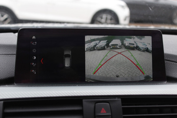 BMW 3 Serie Touring 320i M Sport Edition / Trekhaak / Panoramadak / Camera / Head-up / Leder / 19'' / Navigatie / Stoelverwarming / Audio HiFi / Cruise Control BMW 3 Serie Touring 320i M Sport Edition / Trekhaak / Panoramadak / Camera / Head-up / Leder / 19'' / Navigatie / Stoelverwarming / Audio HiFi / Cruise Control