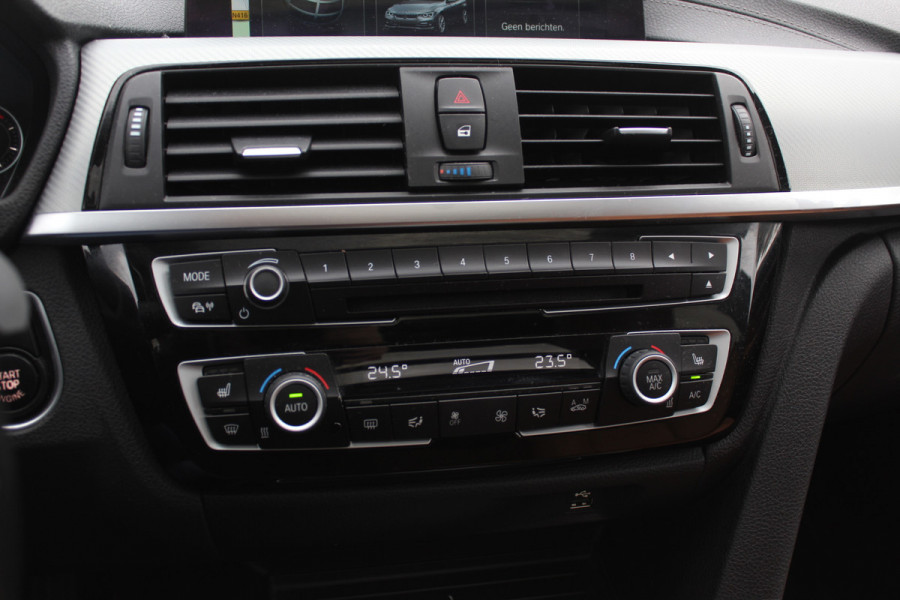 BMW 3 Serie Touring 320i M Sport Edition / Trekhaak / Panoramadak / Camera / Head-up / Leder / 19'' / Navigatie / Stoelverwarming / Audio HiFi / Cruise Control BMW 3 Serie Touring 320i M Sport Edition / Trekhaak / Panoramadak / Camera / Head-up / Leder / 19'' / Navigatie / Stoelverwarming / Audio HiFi / Cruise Control