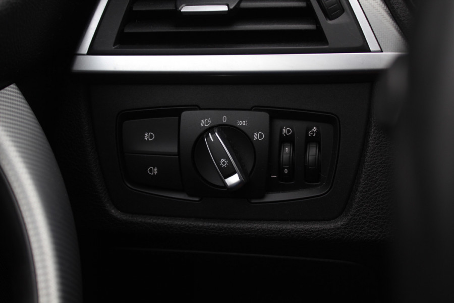 BMW 3 Serie Touring 320i M Sport Edition / Trekhaak / Panoramadak / Camera / Head-up / Leder / 19'' / Navigatie / Stoelverwarming / Audio HiFi / Cruise Control BMW 3 Serie Touring 320i M Sport Edition / Trekhaak / Panoramadak / Camera / Head-up / Leder / 19'' / Navigatie / Stoelverwarming / Audio HiFi / Cruise Control