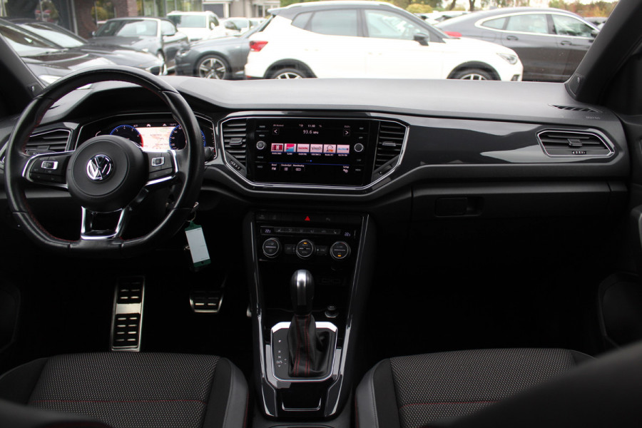 Volkswagen T-Roc 1.5 TSI Sport / Trekhaak / Camera / Virtual Cockpit / CarPlay / 18'' / Beats Audio / Dodehoek / DAB / Stoelverwarming / ACC Volkswagen T-Roc 1.5 TSI Sport / Trekhaak / Camera / Virtual Cockpit / CarPlay / 18'' / Beats Audio / Dodehoek / DAB / Stoelverwarming / ACC