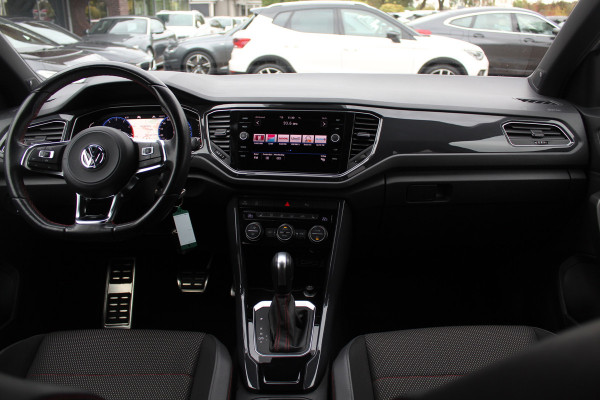 Volkswagen T-Roc 1.5 TSI Sport / Trekhaak / Camera / Virtual Cockpit / CarPlay / 18'' / Beats Audio / Dodehoek / DAB / Stoelverwarming / ACC Volkswagen T-Roc 1.5 TSI Sport / Trekhaak / Camera / Virtual Cockpit / CarPlay / 18'' / Beats Audio / Dodehoek / DAB / Stoelverwarming / ACC