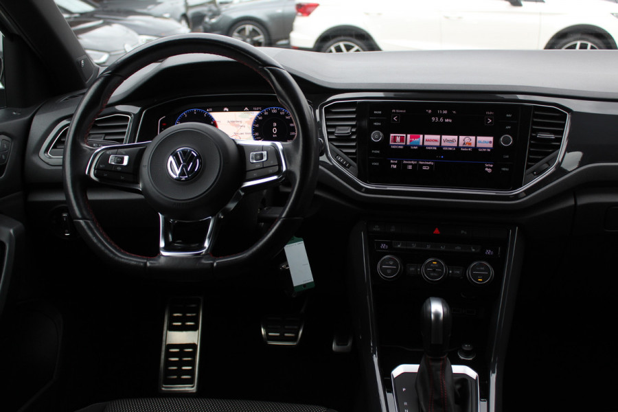 Volkswagen T-Roc 1.5 TSI Sport / Trekhaak / Camera / Virtual Cockpit / CarPlay / 18'' / Beats Audio / Dodehoek / DAB / Stoelverwarming / ACC Volkswagen T-Roc 1.5 TSI Sport / Trekhaak / Camera / Virtual Cockpit / CarPlay / 18'' / Beats Audio / Dodehoek / DAB / Stoelverwarming / ACC