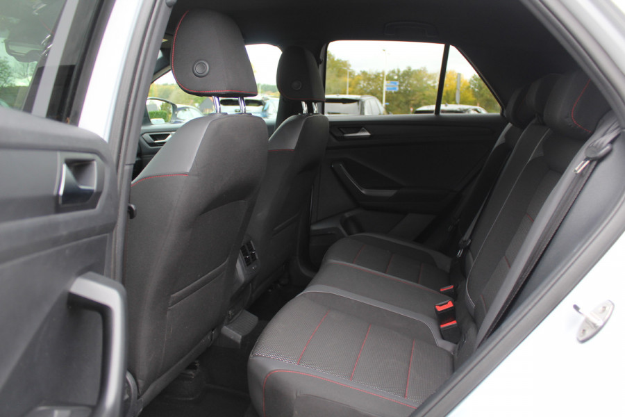 Volkswagen T-Roc 1.5 TSI Sport / Trekhaak / Camera / Virtual Cockpit / CarPlay / 18'' / Beats Audio / Dodehoek / DAB / Stoelverwarming / ACC Volkswagen T-Roc 1.5 TSI Sport / Trekhaak / Camera / Virtual Cockpit / CarPlay / 18'' / Beats Audio / Dodehoek / DAB / Stoelverwarming / ACC