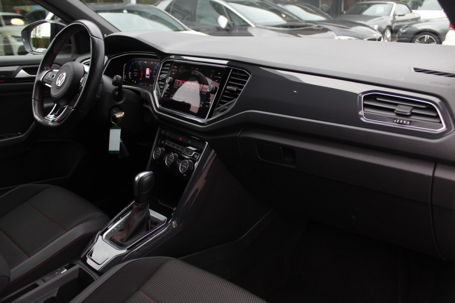 Volkswagen T-Roc 1.5 TSI Sport / Trekhaak / Camera / Virtual Cockpit / CarPlay / 18'' / Beats Audio / Dodehoek / DAB / Stoelverwarming / ACC Volkswagen T-Roc 1.5 TSI Sport / Trekhaak / Camera / Virtual Cockpit / CarPlay / 18'' / Beats Audio / Dodehoek / DAB / Stoelverwarming / ACC