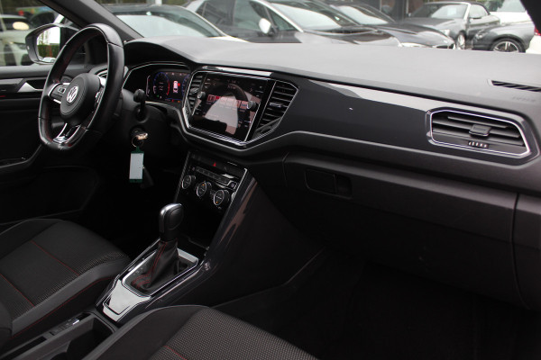 Volkswagen T-Roc 1.5 TSI Sport / Trekhaak / Camera / Virtual Cockpit / CarPlay / 18'' / Beats Audio / Dodehoek / DAB / Stoelverwarming / ACC Volkswagen T-Roc 1.5 TSI Sport / Trekhaak / Camera / Virtual Cockpit / CarPlay / 18'' / Beats Audio / Dodehoek / DAB / Stoelverwarming / ACC