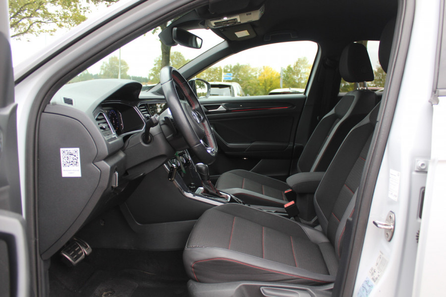 Volkswagen T-Roc 1.5 TSI Sport / Trekhaak / Camera / Virtual Cockpit / CarPlay / 18'' / Beats Audio / Dodehoek / DAB / Stoelverwarming / ACC Volkswagen T-Roc 1.5 TSI Sport / Trekhaak / Camera / Virtual Cockpit / CarPlay / 18'' / Beats Audio / Dodehoek / DAB / Stoelverwarming / ACC