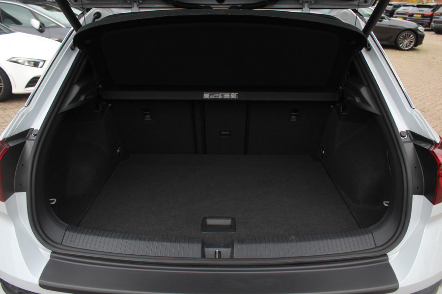 Volkswagen T-Roc 1.5 TSI Sport / Trekhaak / Camera / Virtual Cockpit / CarPlay / 18'' / Beats Audio / Dodehoek / DAB / Stoelverwarming / ACC Volkswagen T-Roc 1.5 TSI Sport / Trekhaak / Camera / Virtual Cockpit / CarPlay / 18'' / Beats Audio / Dodehoek / DAB / Stoelverwarming / ACC