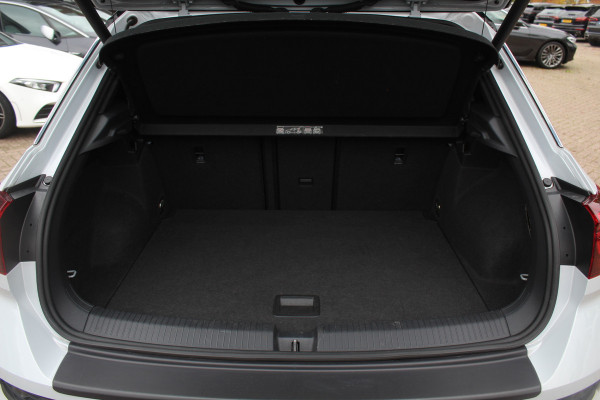 Volkswagen T-Roc 1.5 TSI Sport / Trekhaak / Camera / Virtual Cockpit / CarPlay / 18'' / Beats Audio / Dodehoek / DAB / Stoelverwarming / ACC Volkswagen T-Roc 1.5 TSI Sport / Trekhaak / Camera / Virtual Cockpit / CarPlay / 18'' / Beats Audio / Dodehoek / DAB / Stoelverwarming / ACC