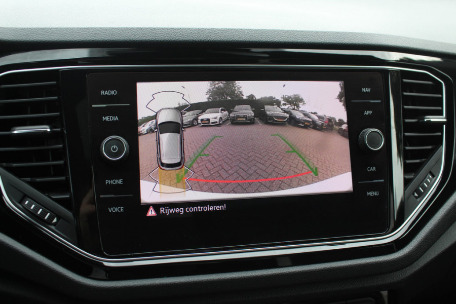 Volkswagen T-Roc 1.5 TSI Sport / Trekhaak / Camera / Virtual Cockpit / CarPlay / 18'' / Beats Audio / Dodehoek / DAB / Stoelverwarming / ACC Volkswagen T-Roc 1.5 TSI Sport / Trekhaak / Camera / Virtual Cockpit / CarPlay / 18'' / Beats Audio / Dodehoek / DAB / Stoelverwarming / ACC