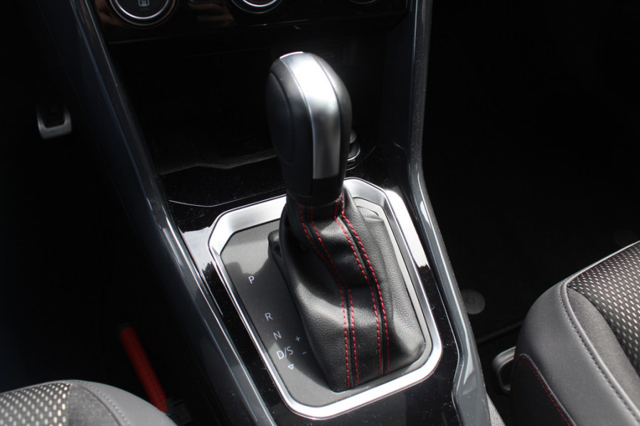 Volkswagen T-Roc 1.5 TSI Sport / Trekhaak / Camera / Virtual Cockpit / CarPlay / 18'' / Beats Audio / Dodehoek / DAB / Stoelverwarming / ACC Volkswagen T-Roc 1.5 TSI Sport / Trekhaak / Camera / Virtual Cockpit / CarPlay / 18'' / Beats Audio / Dodehoek / DAB / Stoelverwarming / ACC