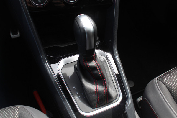 Volkswagen T-Roc 1.5 TSI Sport / Trekhaak / Camera / Virtual Cockpit / CarPlay / 18'' / Beats Audio / Dodehoek / DAB / Stoelverwarming / ACC Volkswagen T-Roc 1.5 TSI Sport / Trekhaak / Camera / Virtual Cockpit / CarPlay / 18'' / Beats Audio / Dodehoek / DAB / Stoelverwarming / ACC