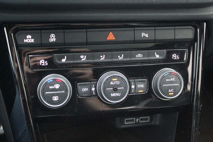 Volkswagen T-Roc 1.5 TSI Sport / Trekhaak / Camera / Virtual Cockpit / CarPlay / 18'' / Beats Audio / Dodehoek / DAB / Stoelverwarming / ACC Volkswagen T-Roc 1.5 TSI Sport / Trekhaak / Camera / Virtual Cockpit / CarPlay / 18'' / Beats Audio / Dodehoek / DAB / Stoelverwarming / ACC