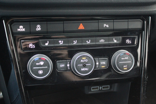 Volkswagen T-Roc 1.5 TSI Sport / Trekhaak / Camera / Virtual Cockpit / CarPlay / 18'' / Beats Audio / Dodehoek / DAB / Stoelverwarming / ACC Volkswagen T-Roc 1.5 TSI Sport / Trekhaak / Camera / Virtual Cockpit / CarPlay / 18'' / Beats Audio / Dodehoek / DAB / Stoelverwarming / ACC