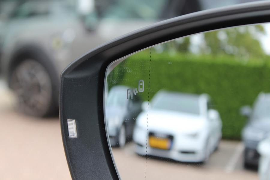 Volkswagen T-Roc 1.5 TSI Sport / Trekhaak / Camera / Virtual Cockpit / CarPlay / 18'' / Beats Audio / Dodehoek / DAB / Stoelverwarming / ACC Volkswagen T-Roc 1.5 TSI Sport / Trekhaak / Camera / Virtual Cockpit / CarPlay / 18'' / Beats Audio / Dodehoek / DAB / Stoelverwarming / ACC