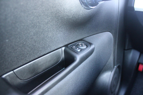 Fiat 500 1.0 72PK HYbrid DOLCEVITA FINALE | PANORAMA DAK | APPLE CARPLAY / ANDROID AUTO | ELEKTRISCHE RAMEN VOOR | PARKEERSENSOREN ACHTER |  LED DAGRIJVERLICHTING | 15"LICHTMETALEN VELGEN | CRUISE CONTROL | IN 2 DELEN NEERKLAPBARE ACHTERBANK | AIRCO | MISTLAMPEN VOOR |