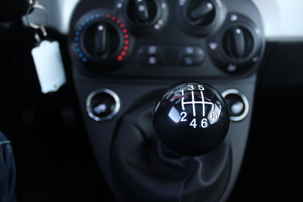 Fiat 500 1.0 72PK HYbrid DOLCEVITA FINALE | PANORAMA DAK | APPLE CARPLAY / ANDROID AUTO | ELEKTRISCHE RAMEN VOOR | PARKEERSENSOREN ACHTER |  LED DAGRIJVERLICHTING | 15"LICHTMETALEN VELGEN | CRUISE CONTROL | IN 2 DELEN NEERKLAPBARE ACHTERBANK | AIRCO | MISTLAMPEN VOOR |