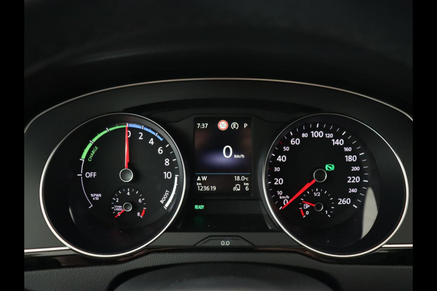 Volkswagen Passat 1.4 TSI PHEV GTE | Stoelverwarming | Massage | Camera | Adaptive cruise | Carplay | Matrix LED | Navigatie | Plug In